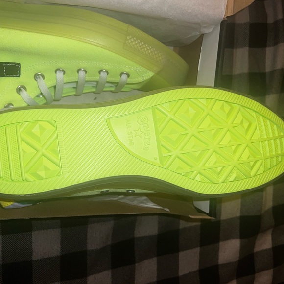 Lime green chuck Taylor’s size 13 new with box - Picture 3 of 3